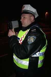 Slika PU_VS/policajac sa radarom.jpg